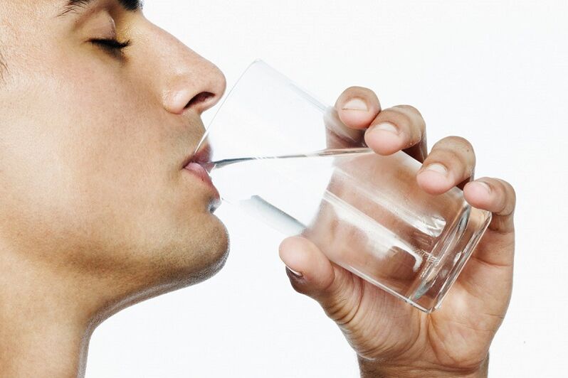 un home bebe 7 kg de auga para adelgazar á semana