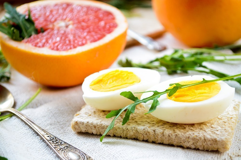 Un ovo cocido e medio pomelo son o almorzo estándar das primeiras semanas da dieta Maggi. 
