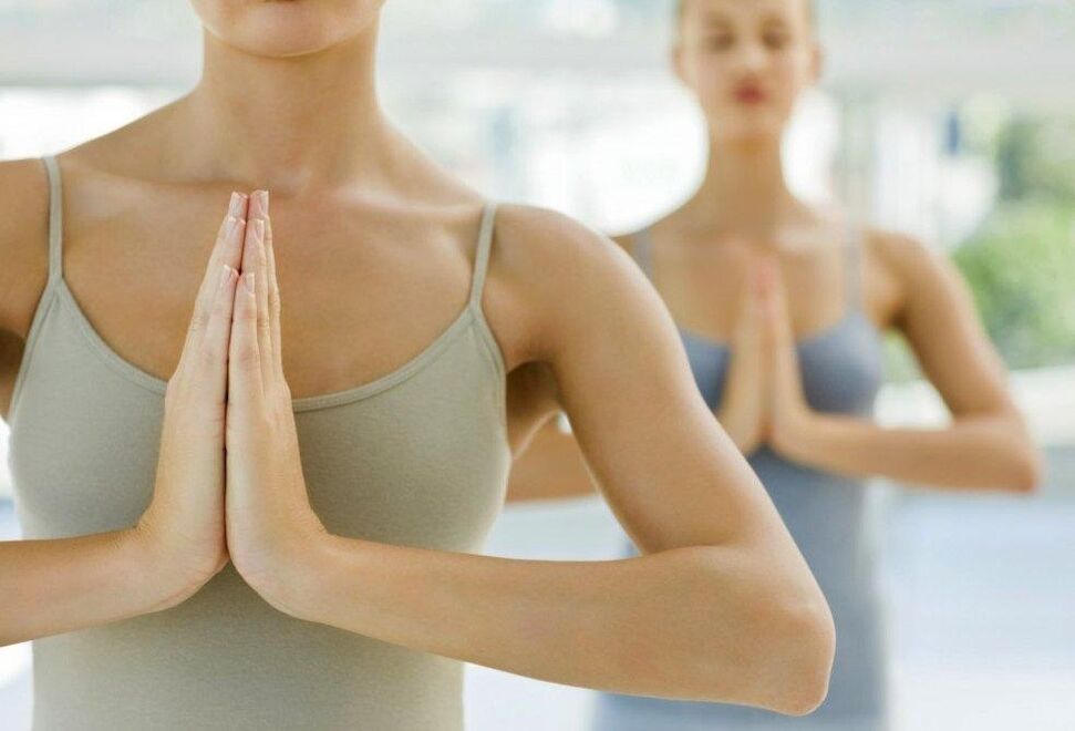 As nenas fan ioga para perder peso