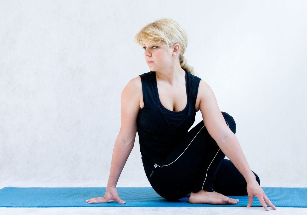 Exercita a perna Prakshalana de ioga para a perda de peso