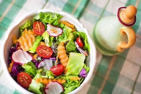 Ensalada de verduras na dieta ceto