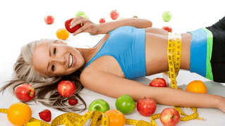 Rapaza delgada con froitas